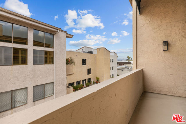 5310 Zelzah Avenue, Encino CA: https://media.crmls.org/mediaz/7b7fecc4-951b-4d10-8e96-d119eed4bc50.jpg