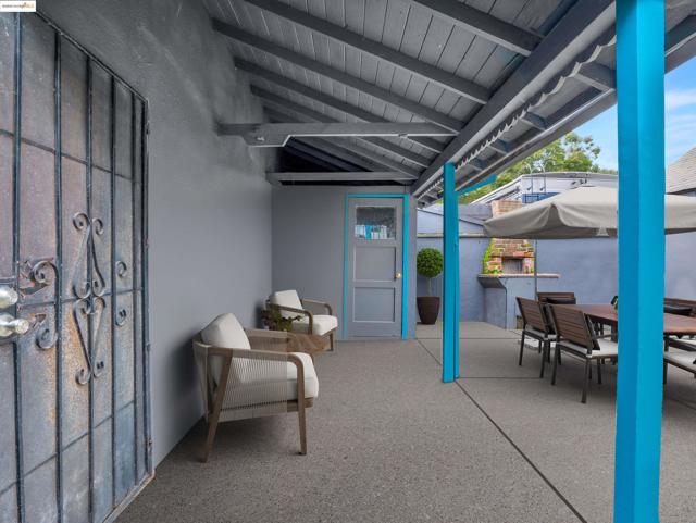 8127 Hillside St, Oakland CA: https://media.crmls.org/mediaz/7b800445-9465-4502-9ae4-7f45c3c5bb8b.jpg