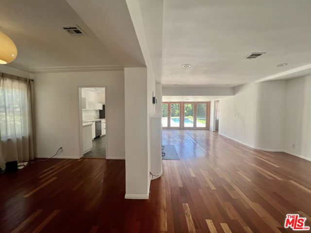3964 Goodland Place, Studio City CA: https://media.crmls.org/mediaz/7b801b92-29f8-44b4-815c-431991e9f90f.jpg