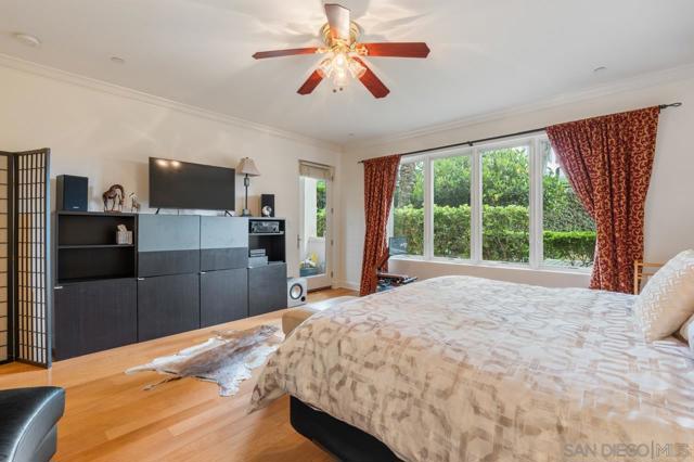 1040 Genter St, La Jolla CA: https://media.crmls.org/mediaz/7b802083-9249-4258-a9f9-d6a1179d742e.jpg
