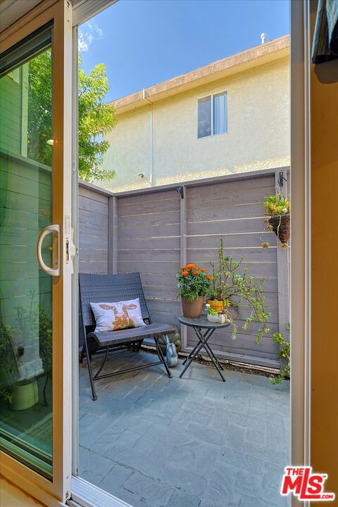 12416 Moorpark Street, A photo 8