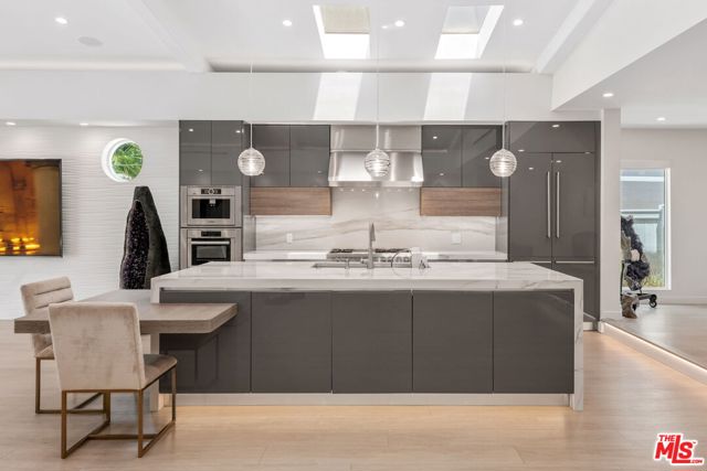 12763 Kling Street, Studio City CA: https://media.crmls.org/mediaz/7b8093eb-2eba-4e6f-9c29-749f6a4b64a6.jpg