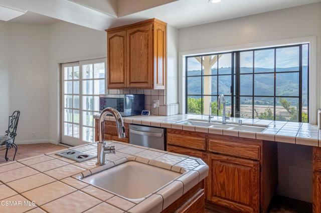 11300 Highridge Court, Camarillo CA: https://media.crmls.org/mediaz/7b80f812-d317-4f16-82bc-29c5e7025ca8.jpg