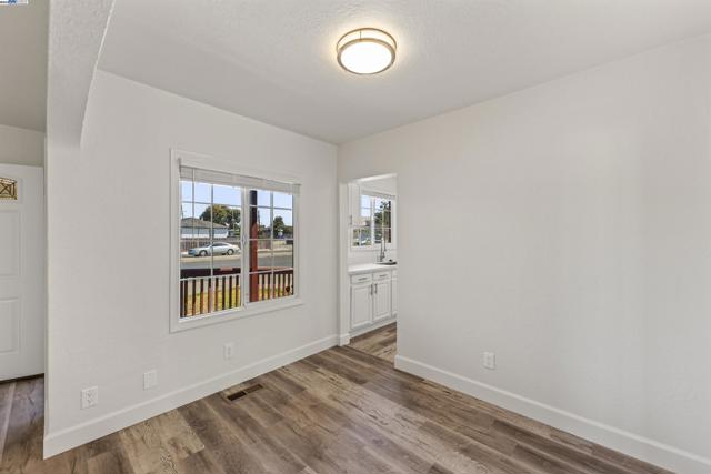 2320 Cutting Blvd, Richmond CA: https://media.crmls.org/mediaz/7b812e00-6edf-469a-bc10-bc37d844f5f5.jpg