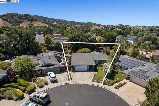 7897 Meadowbrook Court, Pleasanton CA: https://media.crmls.org/mediaz/7b819a96-106b-4485-ad69-d5a52624edd5.jpg