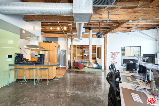122 Mildred Avenue, Venice CA: https://media.crmls.org/mediaz/7b82547e-d0f3-4cb4-a262-36de390a5c3c.jpg