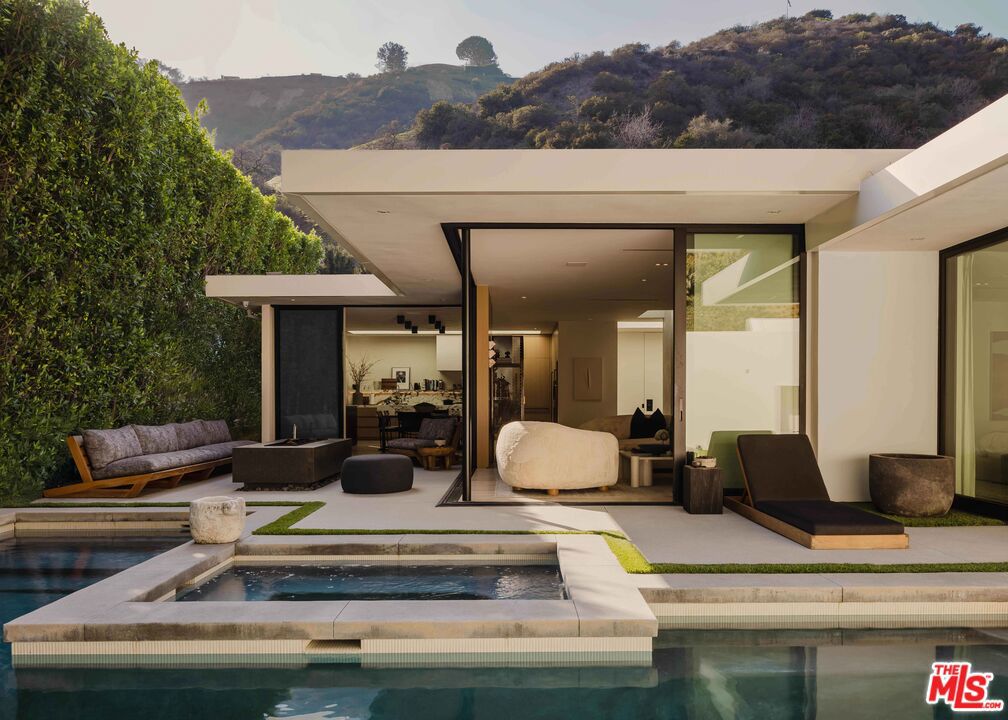 1952 N Beverly Drive