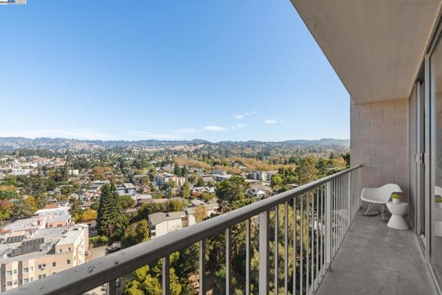 1 Kelton Ct, Oakland CA: https://media.crmls.org/mediaz/7b8339f1-6747-4549-a9b5-a18e5dbcf5cd.jpg