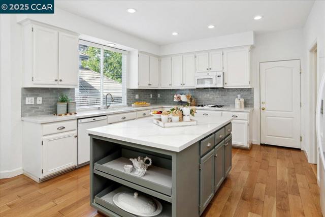 3062 Windmill Canyon Dr, Clayton CA: https://media.crmls.org/mediaz/7b84af5b-67f3-4d59-931e-1c8c3b80a21a.jpg