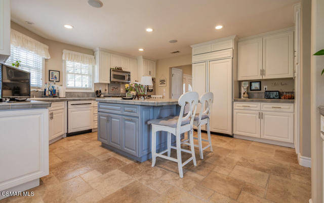 1029 Alta Vista Road, Simi Valley CA: https://media.crmls.org/mediaz/7b857407-3ca9-467c-b4a6-664c0f6a40e9.jpg