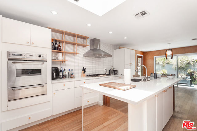 905 Pine Grove Avenue, Los Angeles CA: https://media.crmls.org/mediaz/7b85d3ce-d03b-450c-ba93-3dea59d674d1.jpg