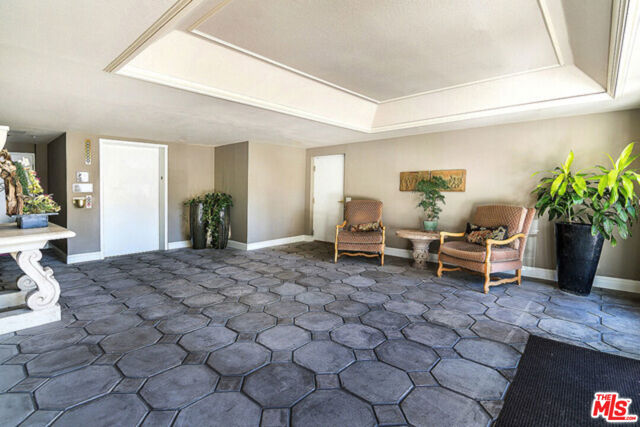 1650 Veteran Avenue, Los Angeles CA: https://media.crmls.org/mediaz/7b861094-49a2-4c37-b325-bd119a1c0fab.jpg