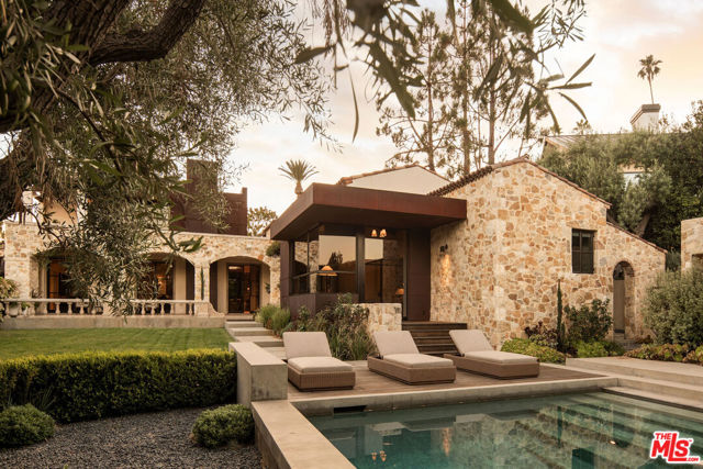 976 N Alpine Drive, Beverly Hills CA: https://media.crmls.org/mediaz/7b86ab2e-dbf7-4f91-a39c-3fe0c0d8f199.jpg