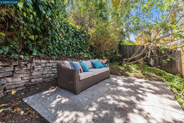 840 E 28th St., Oakland CA: https://media.crmls.org/mediaz/7b876f0c-6f9a-4ad9-9ae2-62ddb4b31511.jpg