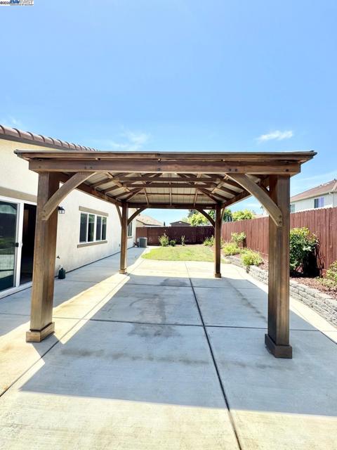 597 Pendragon St, Manteca CA: https://media.crmls.org/mediaz/7b88e411-fcfb-4be9-8131-568ac10e3146.jpg