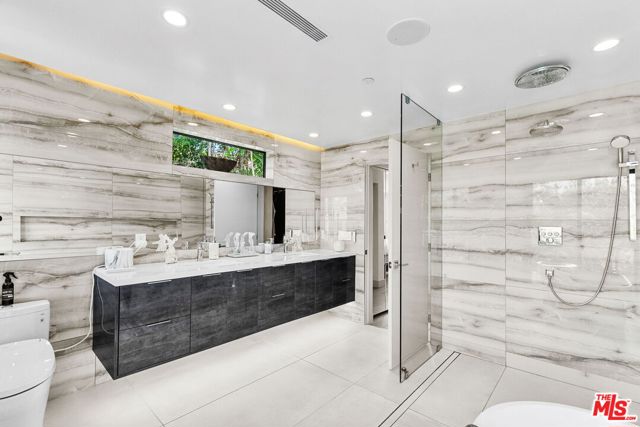 4338 Agnes Avenue, Studio City CA: https://media.crmls.org/mediaz/7b8946df-3884-4856-8c4f-17ce1212b741.jpg