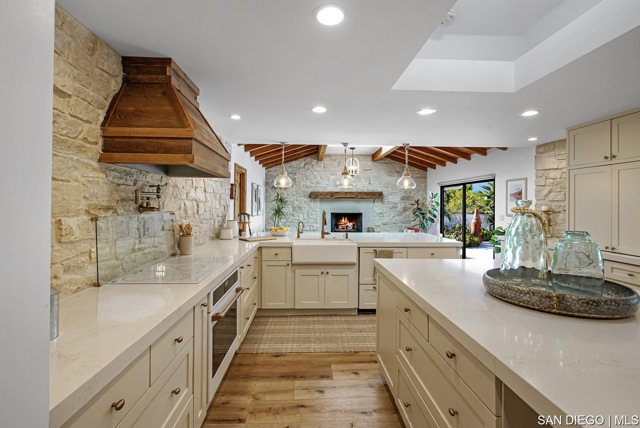 6026 La Granada, Rancho Santa Fe CA: https://media.crmls.org/mediaz/7b8a3087-a50e-429e-b515-2a8e26b1e9b8.jpg