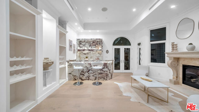 1447 San Ysidro Drive, Beverly Hills CA: https://media.crmls.org/mediaz/7b8ba739-cb67-4885-939c-d14c279441fe.jpg