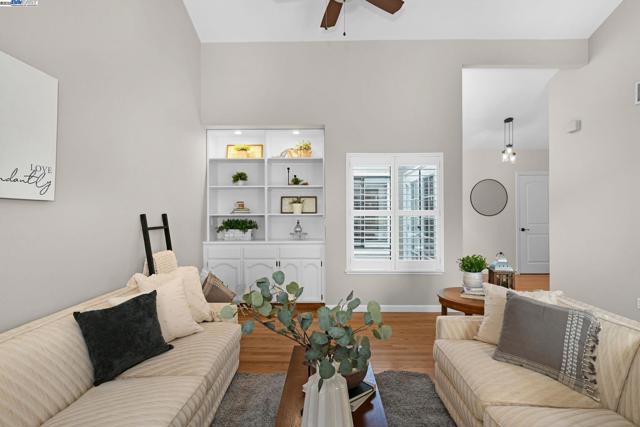 2200 Oneida Cir, Danville CA: https://media.crmls.org/mediaz/7b8c639a-8c69-43d5-80a1-9922cd10b4c2.jpg