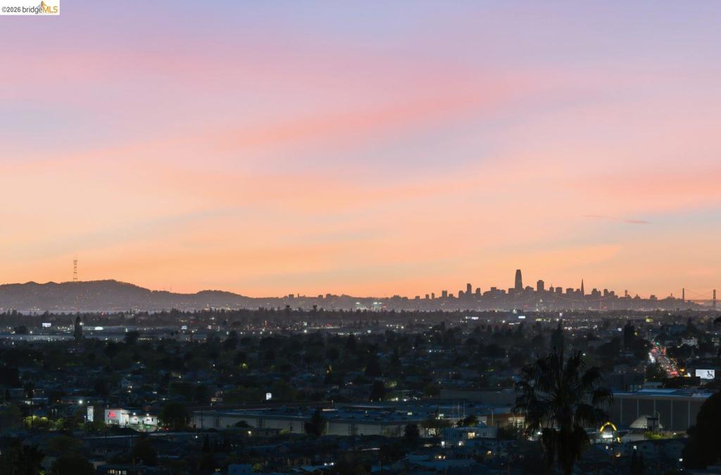 https://media.crmls.org/mediaz/7b8d6de6-321d-47b5-a068-6309416aec4c.jpg?preset=X-Large