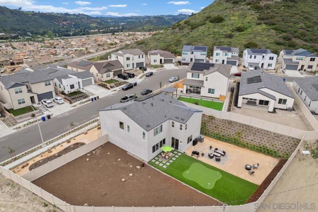 35505 Orchard Trails, Fallbrook CA: https://media.crmls.org/mediaz/7b8dcf15-f408-41f4-837f-33f004465636.jpg