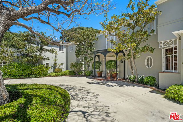 11080 Chalon Road, Los Angeles CA: https://media.crmls.org/mediaz/7b8e2376-66a6-454b-8994-94aa58fad351.jpg