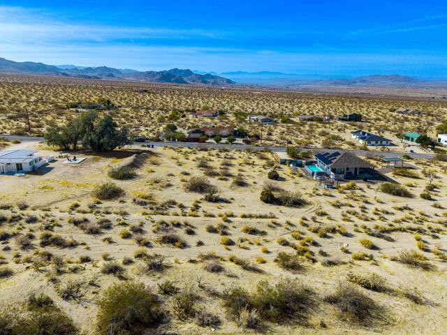 7215 Mt Lassen Avenue, Joshua Tree CA: https://media.crmls.org/mediaz/7b8ef33e-9816-4ca0-9d51-4c1c2f5cc078.jpg