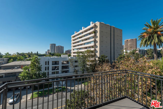 1340 S Beverly Glen Boulevard, Los Angeles CA: https://media.crmls.org/mediaz/7b902871-3b21-4bfd-a0a1-d0f99a0cd04a.jpg