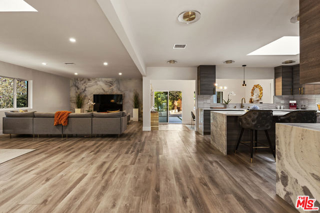 4430 Natoma Avenue, Woodland Hills CA: https://media.crmls.org/mediaz/7b90b082-c224-49f3-a702-b4b0472be777.jpg