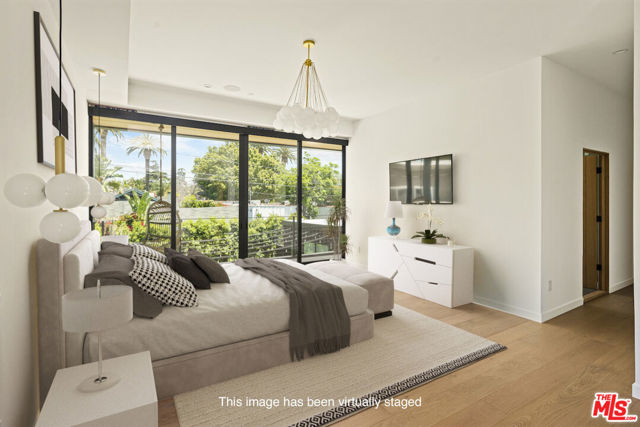 436 N Plymouth Boulevard, Los Angeles CA: https://media.crmls.org/mediaz/7b913db8-b62d-4d0f-9387-142722ed12db.jpg