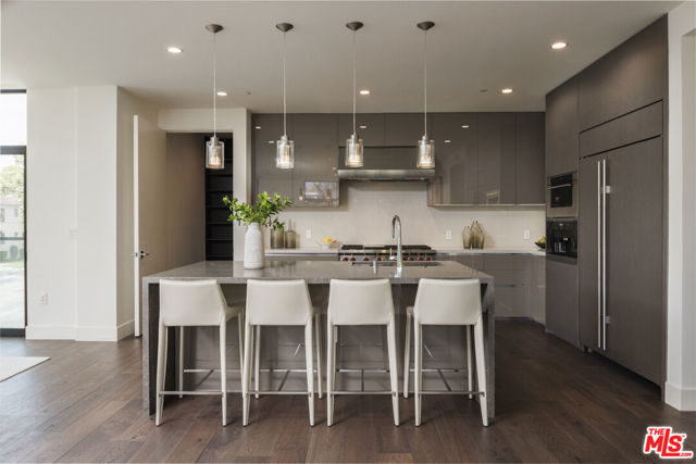 425 N Palm Drive, Beverly Hills CA: https://media.crmls.org/mediaz/7b91f749-92f6-4bec-945b-b6498a9f0198.jpg