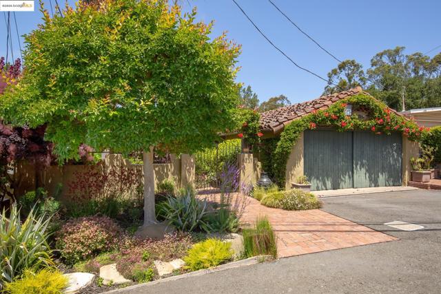 6257 Girvin Dr, Oakland CA: https://media.crmls.org/mediaz/7b921e39-09e5-4339-a697-e0980c2b2b0a.jpg