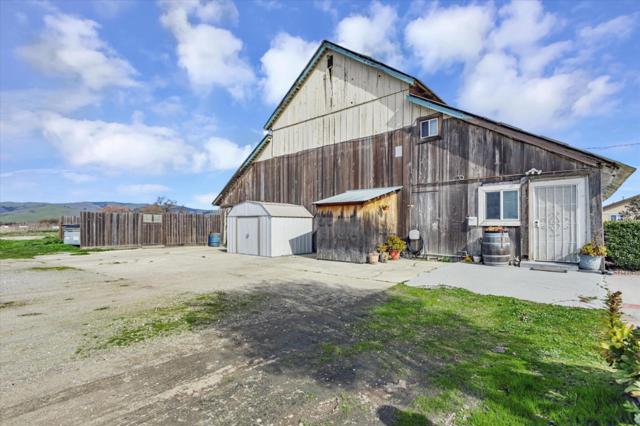 1204 Shore Road, Hollister CA: https://media.crmls.org/mediaz/7b92556b-0991-4b4c-ad36-1914f9186504.jpg