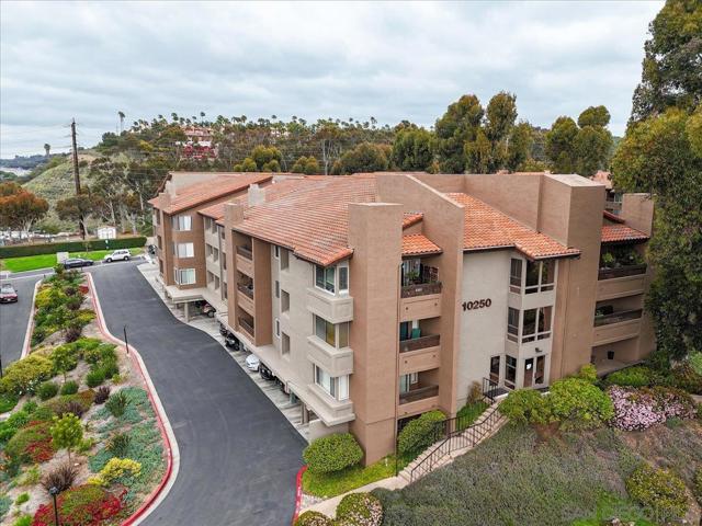 10250 Caminito Cuervo, San Diego CA: https://media.crmls.org/mediaz/7b92591a-d781-4de2-a9ba-7162c36ea9c7.jpg