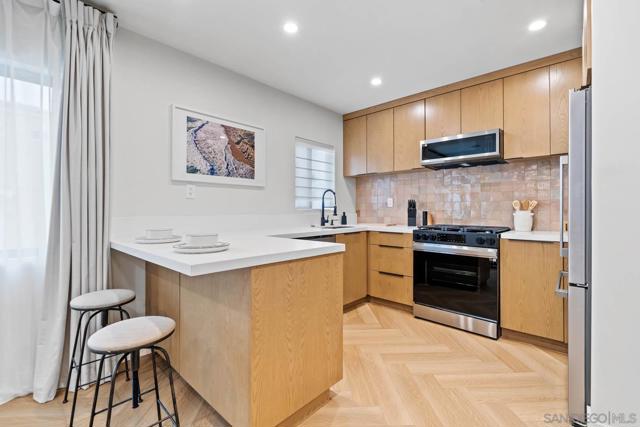 7372 Bishops Ln, La Jolla CA: https://media.crmls.org/mediaz/7b93053b-9181-4eed-994c-a00a954b9ccf.jpg