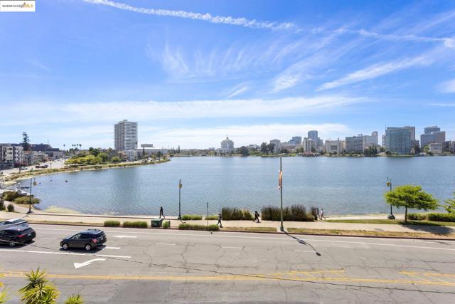 1830 Lakeshore Ave, Oakland CA: https://media.crmls.org/mediaz/7b93386e-3d06-4c4e-8e46-cabb4923baee.jpg