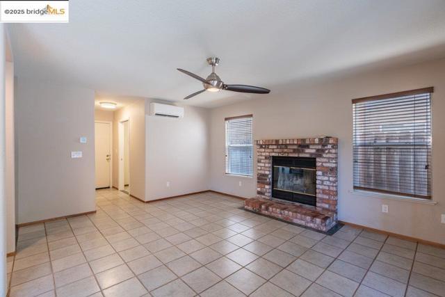 1003 Linda Vista Way, Rio Vista CA: https://media.crmls.org/mediaz/7b938bc2-1cfb-4f58-98a6-f5803fd32753.jpg