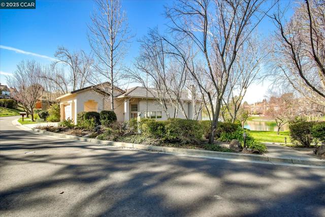 5070 E Lakeshore Drive, San Ramon CA: https://media.crmls.org/mediaz/7b93e45f-724e-4619-9a7c-e65ee2c273c6.jpg
