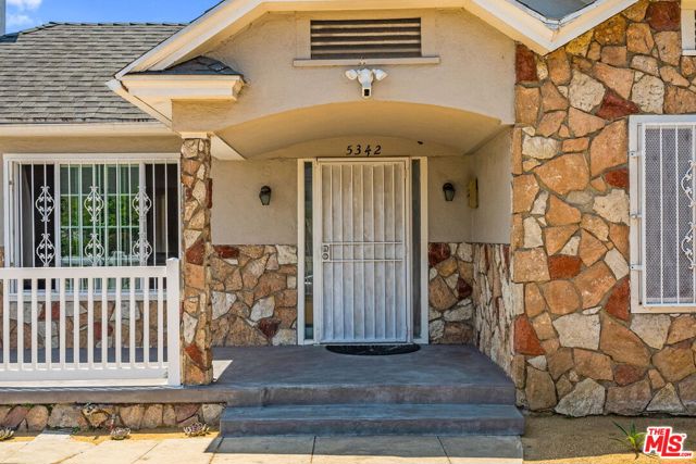 5342 Lemon Grove Avenue, Los Angeles CA: https://media.crmls.org/mediaz/7b9429fb-4882-4080-9034-2dfde6ab09df.jpg