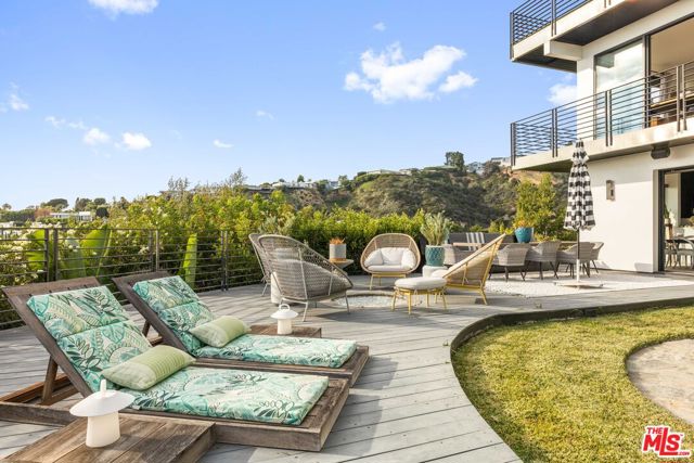 1501 Viewsite Terrace, Los Angeles CA: https://media.crmls.org/mediaz/7b946e54-db1e-449b-8705-43b84b2158ac.jpg