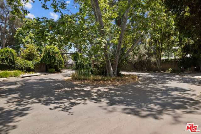 1511 Old Oak Road, Los Angeles CA: https://media.crmls.org/mediaz/7b95f965-8af7-4f02-bea3-169bd3f0fda9.jpg