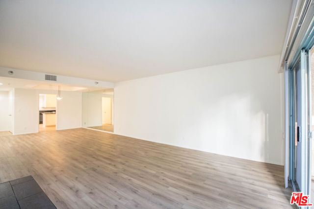 410 S Barrington Avenue, Los Angeles CA: https://media.crmls.org/mediaz/7b965e4e-3184-4977-8b11-305561cfbd26.jpg