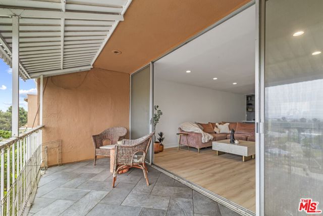 4553 Don Ricardo Drive, Los Angeles CA: https://media.crmls.org/mediaz/7b96bef0-6441-43b0-861b-052d515dec37.jpg