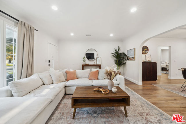 821 S Cloverdale Avenue, Los Angeles CA: https://media.crmls.org/mediaz/7b96d090-b3ac-405d-86a8-5d2cc8017715.jpg