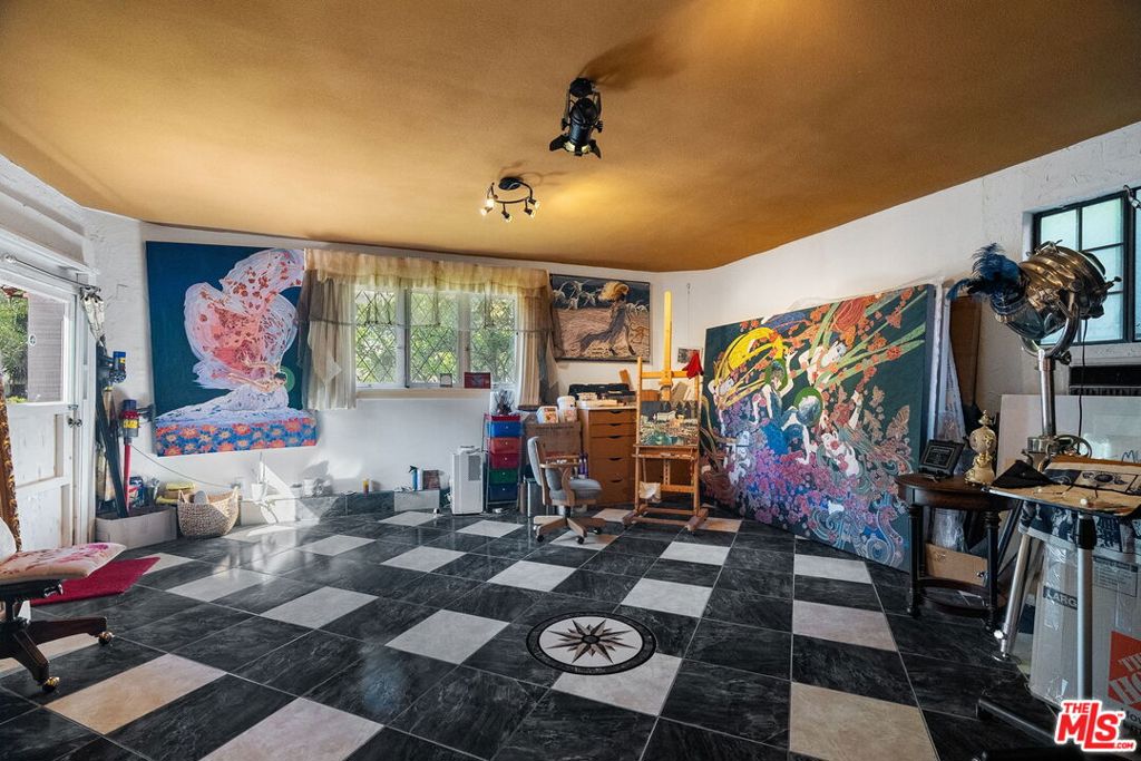 https://media.crmls.org/mediaz/7b9899ca-53a7-4c06-b57c-400f2a888019.jpg?preset=X-Large