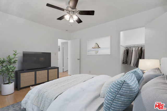 119 Paloma Avenue, Venice CA: https://media.crmls.org/mediaz/7b98f0a8-122d-4784-b461-30dd36002392.jpg