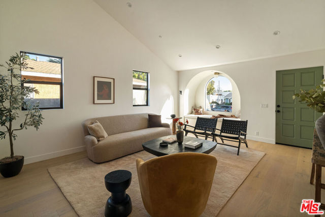 3923 Revere Avenue, Los Angeles CA: https://media.crmls.org/mediaz/7b996640-aaf8-491c-903f-78cba9c6b381.jpg