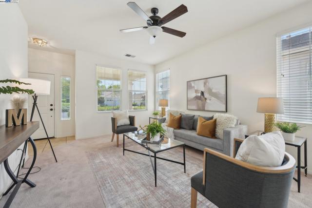 491 Central Park Pl, Brentwood CA: https://media.crmls.org/mediaz/7b999c2e-97cb-46a4-a578-1459ef59cfc4.jpg