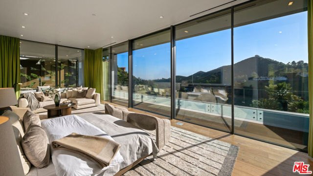 2341 Gloaming Way, Beverly Hills CA: https://media.crmls.org/mediaz/7b9a4f37-7683-41ca-a777-fd10b449007a.jpg