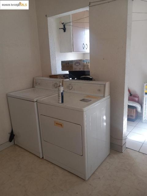238 S 3Rd St, Richmond CA: https://media.crmls.org/mediaz/7b9b32be-72a7-4d09-9fe5-a0f9d97fcf67.jpg